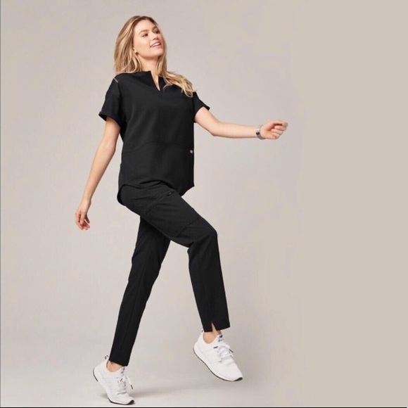 ISO: fig scrubs XXS top and XS bottom in navy - Picture 2 of 4